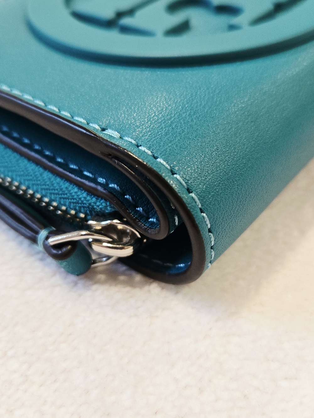 Tory Burch Teal Leather Zip Card Case with Logo Medallion EUC - Picture 5 of 12